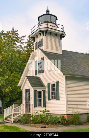 Der historische Mission Point Lighthouse befindet sich in der Nähe von Traverse City, Michigan am Lake Michigan. Sie sehen den Turm und den Vordereingang. Stockfoto