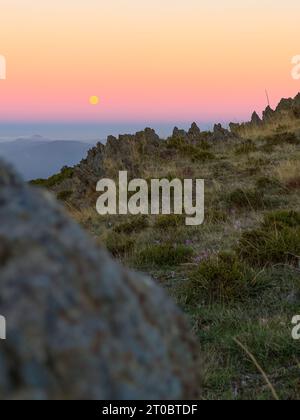 Mondaufgang über den Hügeln in Arouca, Portugal. Stockfoto