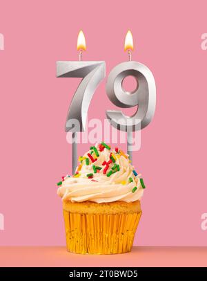 Geburtstagskarte mit Cupcake und Kerze Nummer 79 Stockfoto
