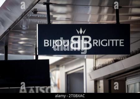 Bild eines Bijou Brigitte-Schildes mit dem Logo auf dem Hauptgeschäft in Dortmund. Bijou Brigitte ist ein deutscher Anbieter von Modeschmuck und f Stockfoto