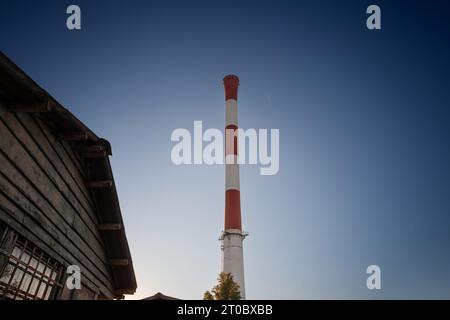 Bild des Panoramas einer Industrielandschaft, aufgenommen in belgrad, Serbien. Typische Geräte wie Kamine, Pflanzen, Fabriken sind sichtbar Stockfoto