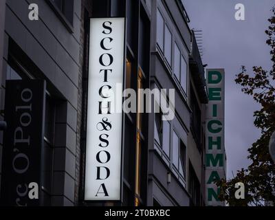 Bild des Scotch and Soda-Schildes in ihrem Geschäft in Köln. Scotch and Soda ist ein Modehaus und Luxusartikelhersteller aus der Nethe Stockfoto