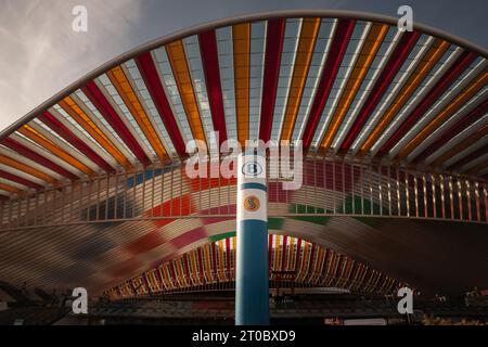 Bild vom Eingang des Bahnhofs Lüttich-Guillemins mit dem Logo der SNCB NMBS. Die nationale Eisenbahngesellschaft Belgiens ist die nationale Eisenbahngesellschaft Stockfoto