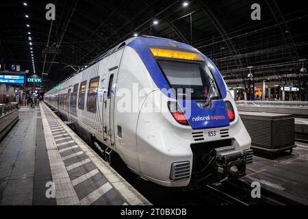 Bild eines National Express-Zuges im Kölner Bahnhof. National Express ist ein überstädtischer und interregionaler Busbetreiber, der Dienstleistungen anbietet Stockfoto