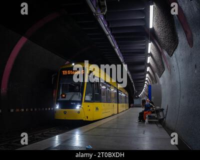Bild einer Straßenbahn, die an einem Bahnhof in Essen vorbeifährt. Die Essen Stadtbahn ist ein 19,6 km langes Stadtbahnnetz Stockfoto