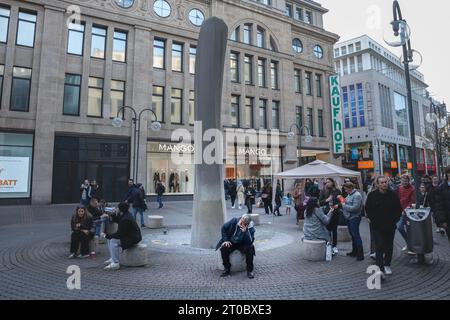 Bild der Schildergasse mit Geschäften und Geschäften an einem samstagabend in Köln. Die Schildergasse ist eine Einkaufsstraße im Zentrum von Köln Stockfoto