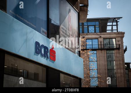 Abbildung eines Schildes mit dem Logo der BCR Bank in Bukarest, Rumänien. Die BCR oder Banca Comerciala Romana, Mitglied der erste-Gruppe, ist die wichtigste FIN Stockfoto