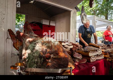 Bild eines serbischen Prsut-Schinkens, der auf einem Markt auf dem Land Serbiens geschnitten wird. Er ähnelt dem italienischen Prosciutto Crudo, ist ein italienischer Trockenläufer Stockfoto