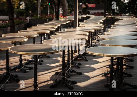 Bild von Tischen und Stühlen eines Barrestaurants, leer und leer, in belgrad, serbien, geschlossen in der Abenddämmerung. Stockfoto