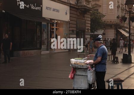 Bild eines Maisverkäufers auf der Knie-Mihaila-Straße, der sein Straßenessen in der Abenddämmerung verkauft. Stockfoto