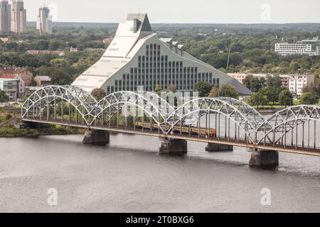 Bild der Rigaer Eisenbahnbrücke. Die Eisenbahnbrücke (oder Dzelzcela Tilts) ist eine Brücke, die den Fluss Daugava in Riga, der Hauptstadt Lettlands, überquert. Stockfoto