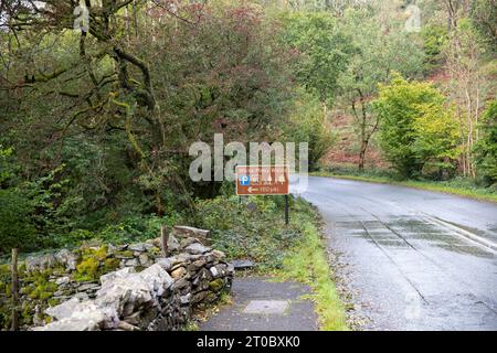 Lake District National Park, Straße zwischen Ambleside und Grasmere mit Schild für die White Moos Walks und White Moos Parkplatz, England, UK Stockfoto