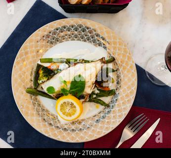 Filet der Seebrasse mit Spargel Stockfoto