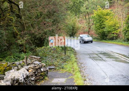 Lake District National Park, Straße zwischen Ambleside und Grasmere mit Schild für die White Moos Walks und White Moos Parkplatz, England, UK Stockfoto