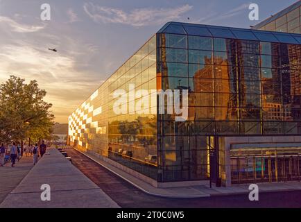 Das Jacob K. Javits Convention Center leuchtet im Sonnenuntergang, neben Hudson Yards. Der Komplex umschließt seine Hallen mit „Space Frame“-Bauweise. Stockfoto