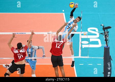 Facundo Conte (Argentinien); Mohamed Masoud, Hossam Abdalla (Ägypten). Volleyball-Weltmeisterschaft 2022. Stockfoto