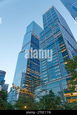 Foster + Partners entwarf 50 Hudson Yards, ein 78-stöckiges Bürogebäude mit Einzelhandels- und öffentlichen Bereichen auf Straßenebene. Stockfoto