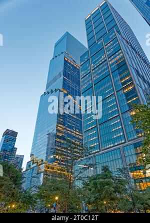 Foster + Partners entwarf 50 Hudson Yards, ein 78-stöckiges Bürogebäude mit Einzelhandels- und öffentlichen Bereichen auf Straßenebene. Stockfoto