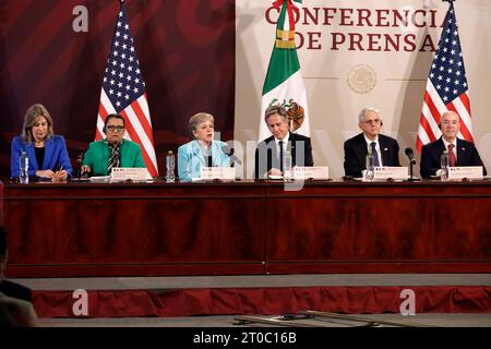 5. Oktober 2023, Mexiko-Stadt, Mexiko: Die mexikanische Außenministerin Alicia Barcena und die US-Außenministerin Antony Blinken leiten die Pressekonferenz im Rahmen des hochrangigen Sicherheitsdialogs Mexiko-Vereinigte Staaten, begleitet von Rosa Icela Rodriguez, Sekretärin für föderale Sicherheit; Merrick Garland, US Attorney General; Alejandro Mayorkas, Sekretär für Homeland Security der USA, und Elizabeth Sherwood-Randall, Präsidialberaterin für Homeland Security der USA, bei einer Veranstaltung im National Palace in Mexiko-Stadt. Am 5. Oktober 2023 in Mexico City, Mexiko (Foto Stockfoto