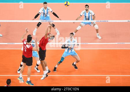 Hossam Abdalla (Ägypten), Facundo Conte, Agustin Loser (Argentinien). Volleyball-Weltmeisterschaft 2022. Stockfoto