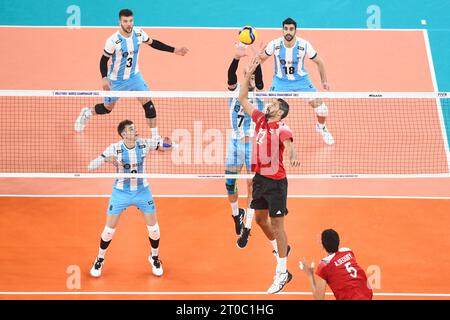 Hossam Abdalla (Ägypten), Facundo Conte, Agustin Loser (Argentinien). Volleyball-Weltmeisterschaft 2022. Stockfoto