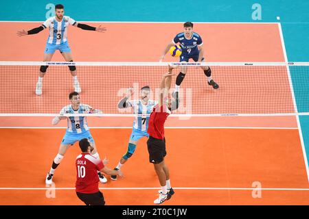 Hossam Abdalla (Ägypten), Facundo Conte, Agustin Loser (Argentinien). Volleyball-Weltmeisterschaft 2022. Stockfoto