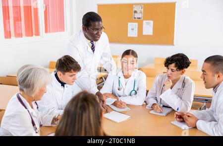 Professor erklärt Thema einer Gruppe von Medizinstudenten Stockfoto