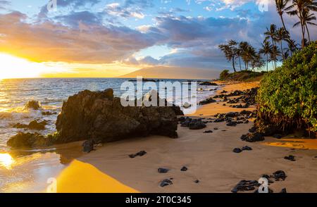 Sonnenuntergang auf dem goldenen Sand von Mokapu Beach, Wailea, Maui, Hawaii, USA Stockfoto