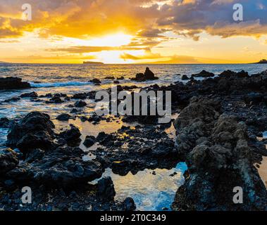 Sonnenuntergang an der vulkanischen Küste von Makena Beach, Makena State Park, Maui, Hawaii, USA Stockfoto