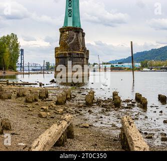 Holzreste von Old Ferry Landing und der Brückenstütze der gotischen Kathedrale St. Johns Bridge, Portland, Oregon, USA Stockfoto