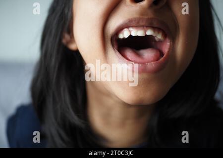 Nahaufnahme eines schreienden Kindes zu Hause Stockfoto