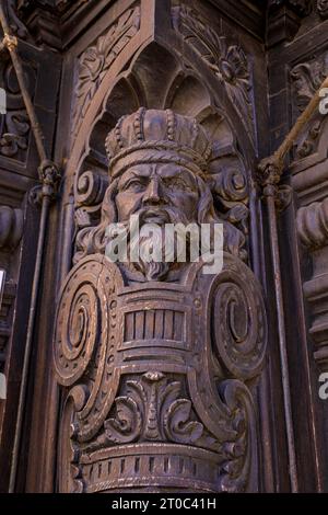 Geschnitzte Holzskulptur eines königlichen Mannes an einem Eckpfosten in einem traditionellen Fachwerkhaus aus dem 16. Jahrhundert in der Rue Merciere in Straßburg, Elsass Frankreich Stockfoto