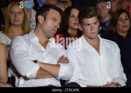 Athen, Griechenland. Oktober 2023. Der neu gewählte linke Oppositionsführer der SYRIZA-Partei Stefanos Kasselakis (L) und sein Ehemann Tyler McBeth (R) nehmen an einer politischen Kundgebung für die Regional- und Kommunalwahlen am 8. Oktober Teil. Kasselakis ersetzte den ehemaligen Premierminister Alexis Tsipras, der nach der Niederlage bei den Parlamentswahlen Anfang des Jahres von der Spitze der Partei zurücktrat. Kasselakis ist der erste offen schwule Parteichef des Landes. Quelle: Dimitris Aspiotis/Alamy Live News Stockfoto