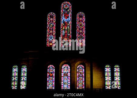 Buntglasfenster in der Kapelle St. Louis in der Basilika Sacre Coeur im Pariser Viertel Montmartre Stockfoto