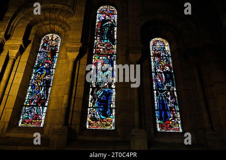 Buntglasfenster in der Kapelle St. Vincent de Paul in der Basilika Sacre Coeur im Pariser Montmartre Stockfoto