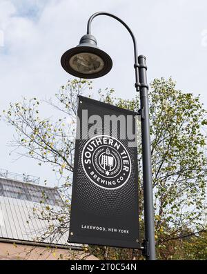 Ein Schild für die Southern Tier Brewing Company an einem Lichtmast in Lakewood, New York, USA Stockfoto