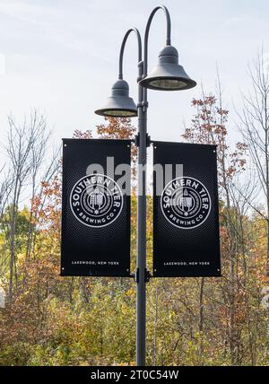 Ein Schild für die Southern Tier Brewing Company an einem Lichtmast in Lakewood, New York, USA Stockfoto