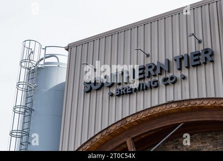 Das Schild für die Southern Tier Brewing Company auf ihrem Gebäude in Lakewood, New York, USA Stockfoto