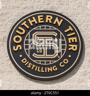 Das Schild für die Southern Tier Distillery Company auf ihrem Gebäude in Lakewood, New York, USA Stockfoto