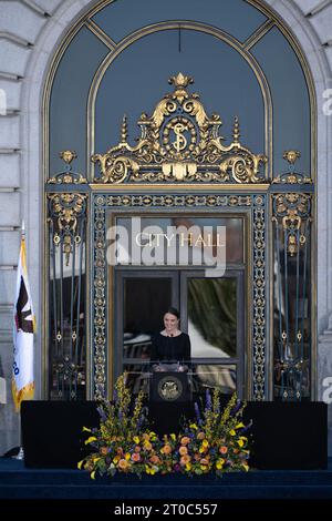 San Francisco, CA, USA. Oktober 2023. Eileen Mariano spricht über ihre Großmutter Senatorin Dianne Feinstein während der Gedenkfeier im Rathaus Donnerstag, 5. Oktober 2023 in San Francisco. Die US-Senatorin Dianne Feinstein aus Kalifornien, eine zentristische Demokratin und Verfechterin liberaler Angelegenheiten, die 1992 in den Senat gewählt wurde und die Geschlechterbarrieren während ihrer langen Karriere in der lokalen und nationalen Politik durchbrach, starb letzte Woche mit 90 Jahren. (Kreditbild: © Paul Kitagaki Jr./ZUMA Press Wire) NUR REDAKTIONELLE VERWENDUNG! Nicht für kommerzielle ZWECKE! Stockfoto