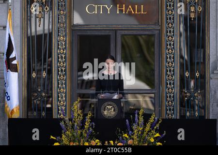 San Francisco, CA, USA. Oktober 2023. Eileen Mariano spricht über ihre Großmutter Senatorin Dianne Feinstein während der Gedenkfeier im Rathaus Donnerstag, 5. Oktober 2023 in San Francisco. Die US-Senatorin Dianne Feinstein aus Kalifornien, eine zentristische Demokratin und Verfechterin liberaler Angelegenheiten, die 1992 in den Senat gewählt wurde und die Geschlechterbarrieren während ihrer langen Karriere in der lokalen und nationalen Politik durchbrach, starb letzte Woche mit 90 Jahren. (Kreditbild: © Paul Kitagaki Jr./ZUMA Press Wire) NUR REDAKTIONELLE VERWENDUNG! Nicht für kommerzielle ZWECKE! Stockfoto