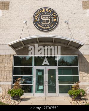 Das Schild und der Eingang der Southern Tier Distillery Company auf ihrem Gebäude in Lakewood, New York, USA Stockfoto