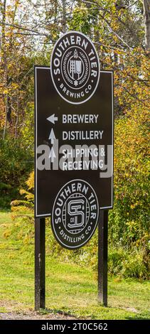 Das Schild für die Southern Tier Brewing and Distilling Company am Eingang zum Komplex in Lakewood, New York, USA Stockfoto