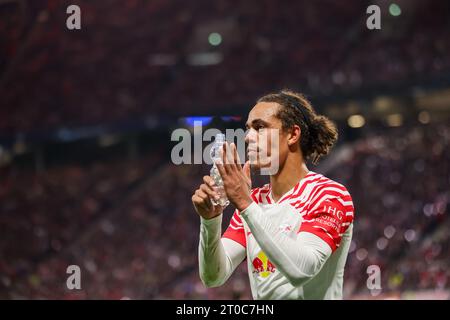 Leipzig, Deutschland. Oktober 2023. Fußball: Champions League, Spieltag 2, Gruppe G, RB Leipzig - Manchester City in der Red Bull Arena. Leipzigs Spieler dankt den Zuschauern. Quelle: Jan Woitas/dpa/Alamy Live News Stockfoto