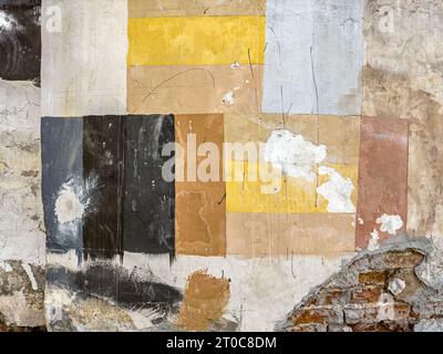 Wahl der Farbe für die Wände während der Renovierung des Hauses. Farbmuster an der Wand. Stockfoto