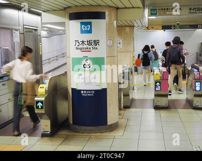 TOKIO, JAPAN - 5. Oktober 2023: Blick auf die Passagiere, die an der U-Bahn-Station Nogizaka die Ticketschalter passieren. Stockfoto