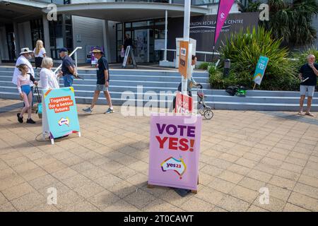 Freitag, den 6. Oktober 2023, ist die Wahlstation in Avalon Beach Sydney für Einwohner und australische Bürger geöffnet, um ihre Ja- oder Nein-Stimme zur Unterstützung oder anderweitig der Voice to Parliament abzugeben. Mit Ja soll die Verfassung geändert werden, um die ersten Völker Australiens anzuerkennen, indem ein Gremium namens The Aboriginal and Torres Strait Islander Voice eingerichtet wird. Die Frage auf dem Stimmzettel lautet: „Ein Gesetzesvorschlag: Die Verfassung sollte geändert werden, um die ersten Völker Australiens anzuerkennen, indem eine Stimme der Aborigines und der Torres Strait Islander geschaffen wird. Stockfoto