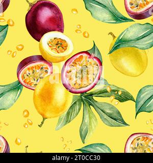 Verschiedene Passionsfrüchte, Blatt, Splash Juice Aquarell nahtlose Muster isoliert auf Gelb. Tropische ganze Maracuja in Scheiben von Hand gezeichnet. Design für Wrap Stockfoto