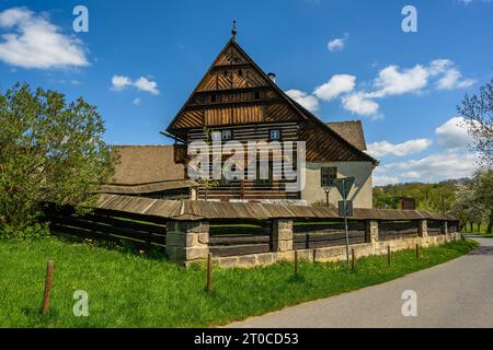 Die Dlaskuv Statek Farm - altes Fachwerkgebäude typisch für die Iserregion, Dolanky Dorf in der Nähe von Turnov im Böhmischen Paradies, Tschechische Republik, Europa. S Stockfoto