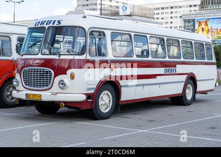 Der alte rot-blaue Skoda-Bus. Tschechoslowakisches Skoda RTO 706 Karosa-Modell. Touristenbusse im Vintage-Modell. Die Straße der Altstadt ist eine Touristenattraktion. Polen, Warschau - 27. Juli 2023. Stockfoto